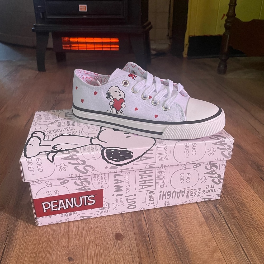 kids snoopy (peanuts) sneakers.